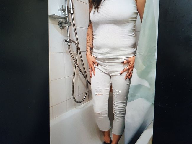 s*xy in weiß und Schläppchen geduscht