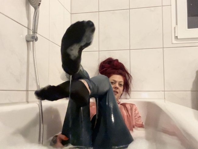 Wunschvideo: Ich Bade für dich in Kleidung. Dirtytalk!