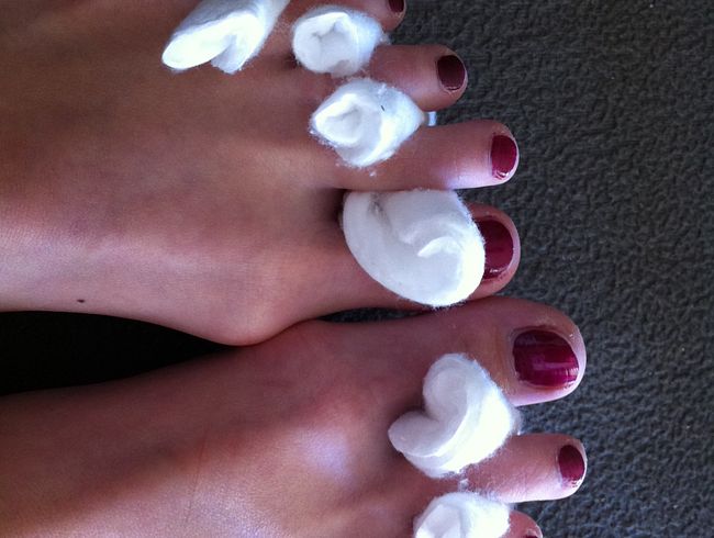 Userwunsch: Fußnägel rot lackiert