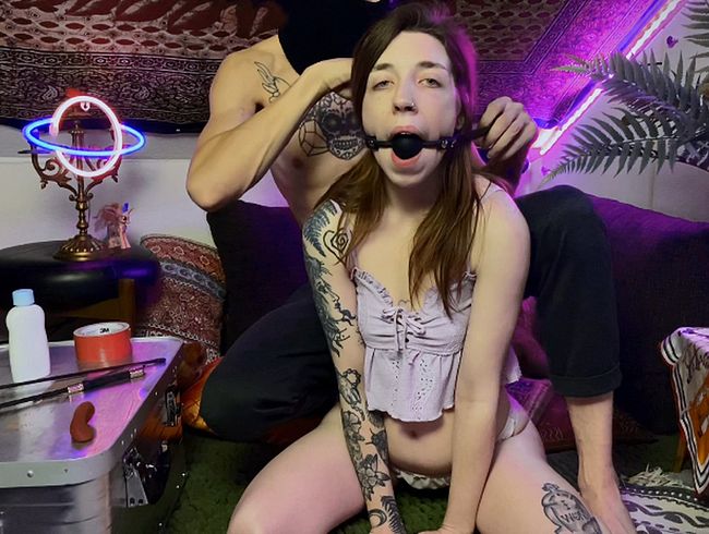 Er nimmt mich richtig hart ran. Geknebelt bes**gt er es mir