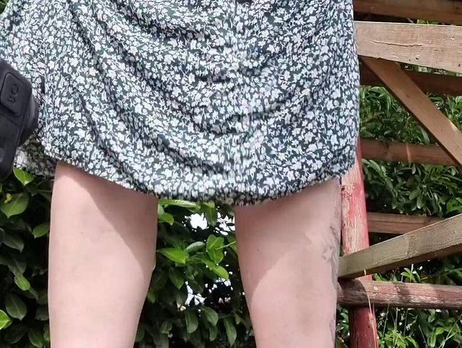 Im Garten mit kräftigen lec*eren Strahl hin gepin**lt