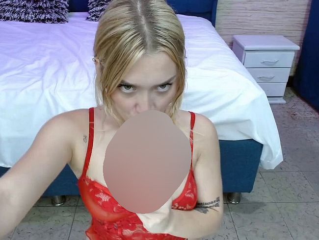 Die perfekte Blondine in heller Dessous, die ihre makellose Haut hervorhebt