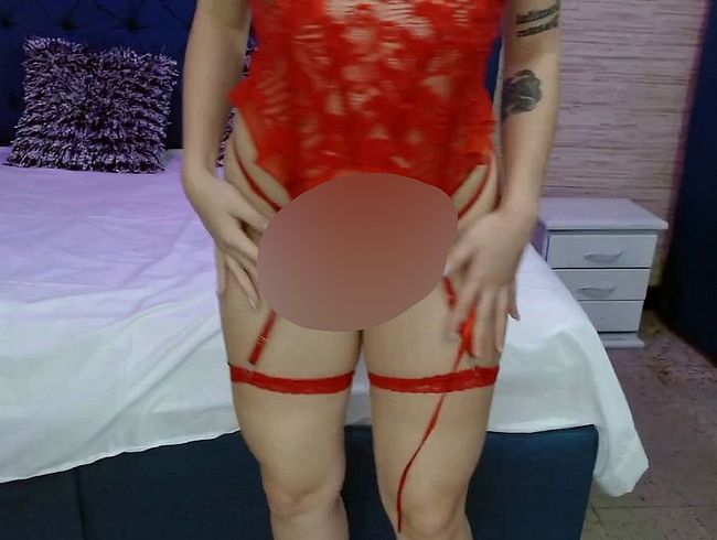 Nahaufnahme von Dessous auf weißer Haut und goldblondem Haar in Bewegung