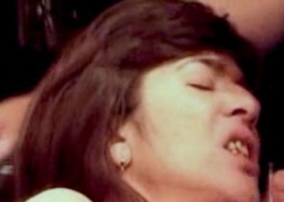 Komm gib mir deine geile fi**sahne.