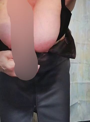 2) dil*o Spiel für dich, und zwar NUR ti*tenfi** um dich heiß zu machen, so wie du es verlangt hast