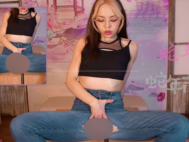 Ich strecke mich aus, öffne und zerreiße meine Jeans und fi**e meine behaarte musc** *Jeans-Fetisch*