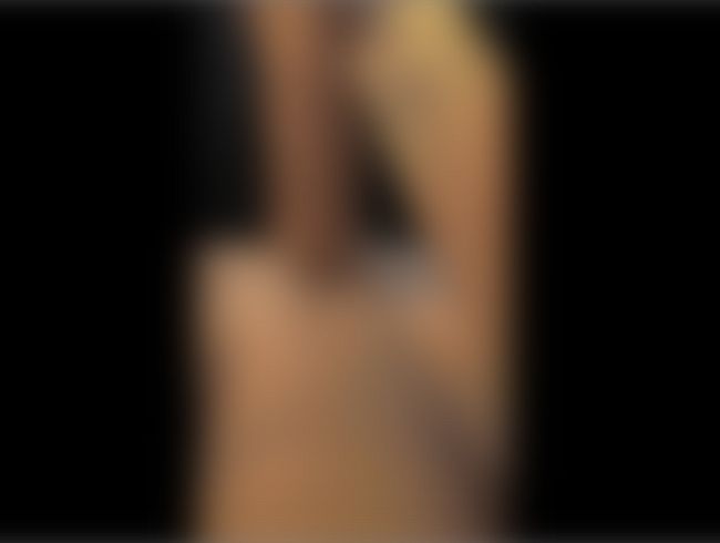 Dehnübungen mit einem ge**ltigen dil*o