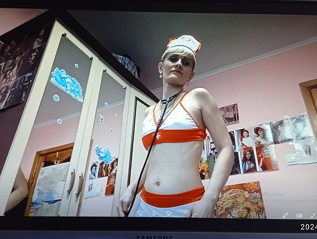 Die befreite Schlampe in einem verspielten Kostüm mit Spielzeug gibt sich ein gutes Gefühl))))))))))