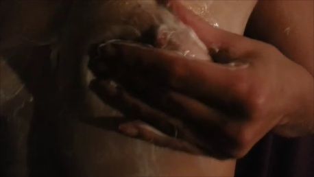 Bella massiert sich ihre straffen ti*tis!