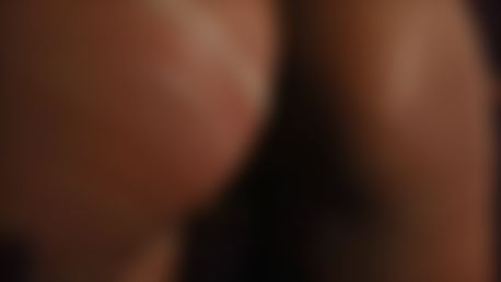 Bellas cremt sich ihren s*xy ars**!