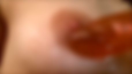 Bella´s dil*o reibt ihre Nippel.