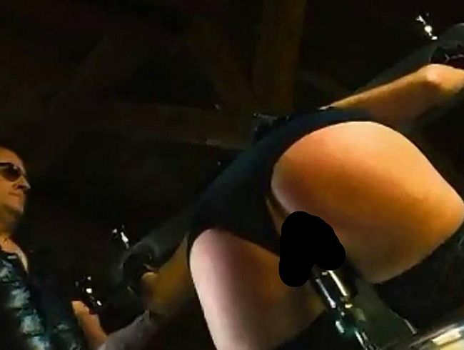 am Pranger bestraft und aufgebohrt