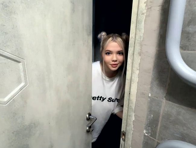 JUNGE BLONDINE BEKOMMT IM BADEZIMMER VIEL sper*A IN DEN MUND
