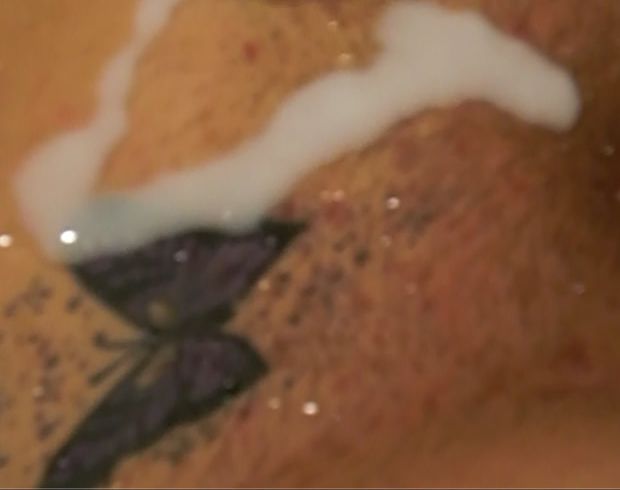 Ich rasiere mir meine geile fi**spalte