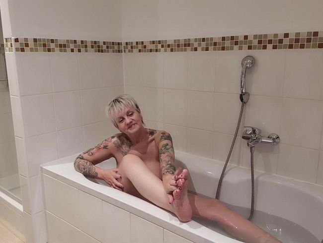 ganz nackig in der Wanne . nackte ti*ten und nackte Füße