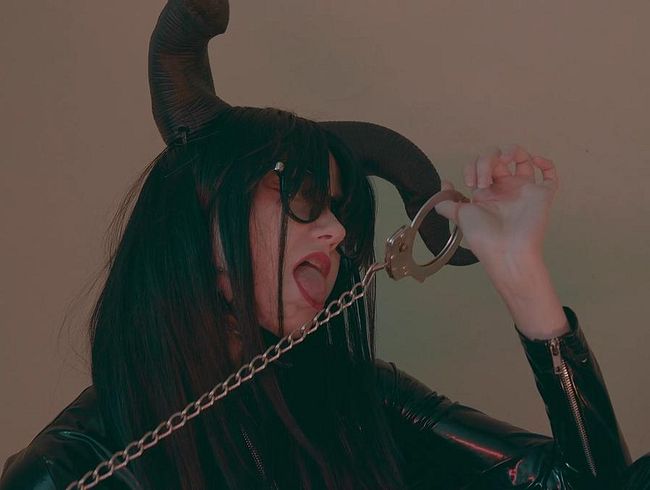 Halloween Succubus Milch gefess*lt Kerl mit Taschenlampe