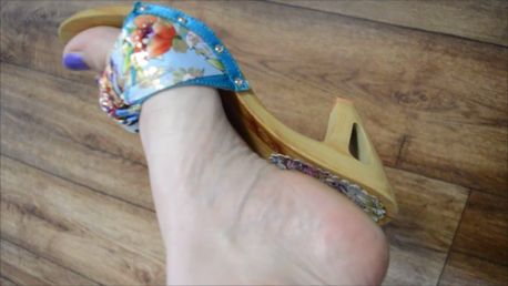 Einfach süß meine lackierten Füsse in Holz Pantoletten