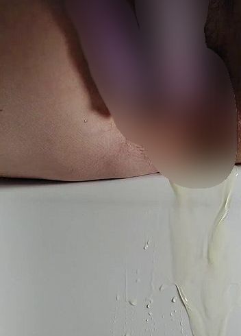 Geil gepi**t mit haariger musc** und doppeldil*o ?