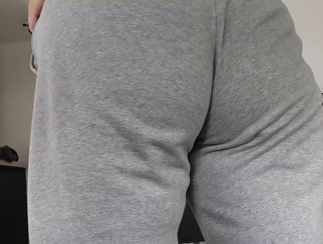 Chubby ars** am wackeln und präsenti*ren