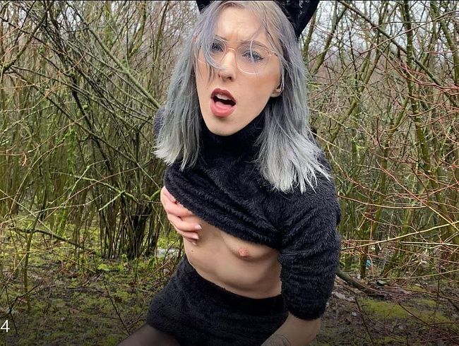 PREVIEW Kleines Kätzchen im Park mit dil*o erwischt