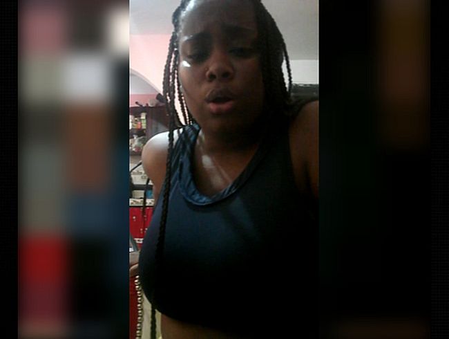 DEBBIE_EBONY SPIELT IN IHREM ZIMMERPF