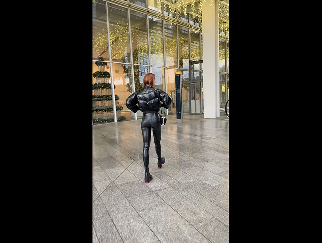 pi**e und schaumiger cream**e für gutes latex girl