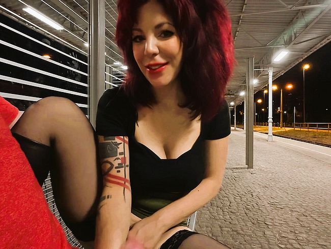 Deutsche Schlampe macht’s sich vor Fremden in der Öffentlichkeit!