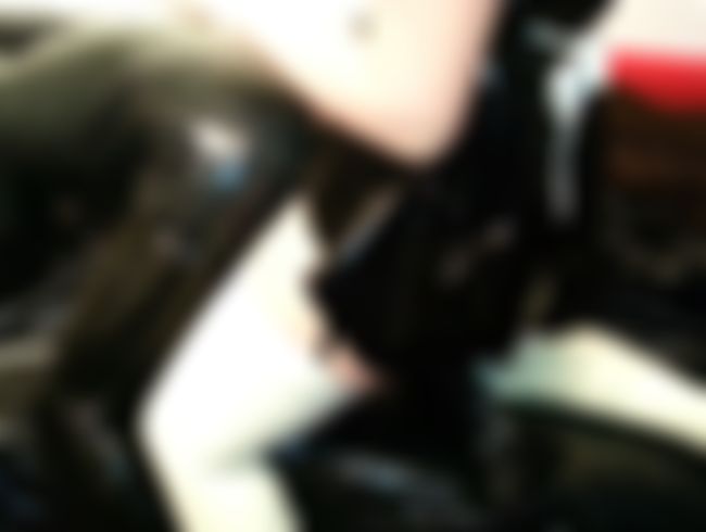 mit dem str*pon in die ars**fo**e..