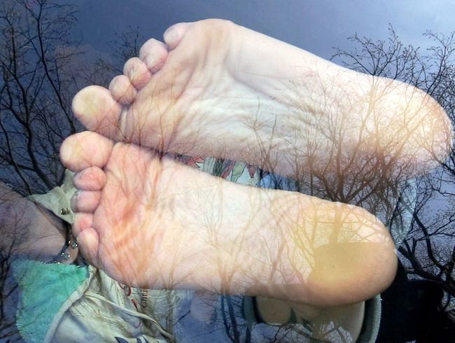 Barfuß Sohlen auf der Windschutzscheibe