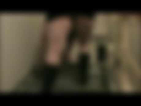 pin**ln in Hausflurecke