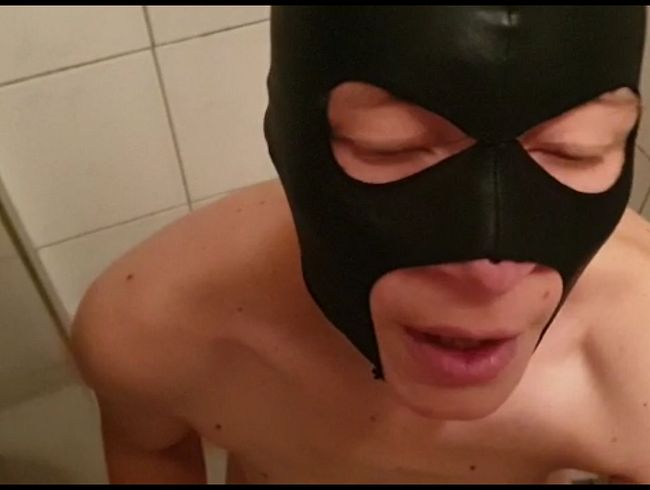 Die skla*in bekommt ein Mundspülung