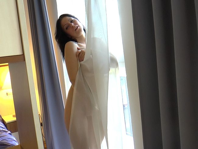 Am Fenster masturbiert