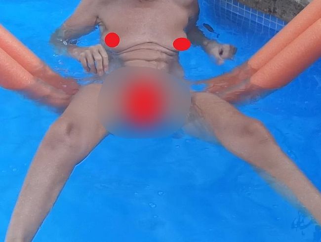 endlich sommer, rein in dem pool und geilheit ausleben