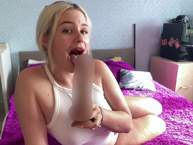 Ich träumte, dass ich hart gefi**t wurde, und ich beschloss, mit dem dil*o zu spielen