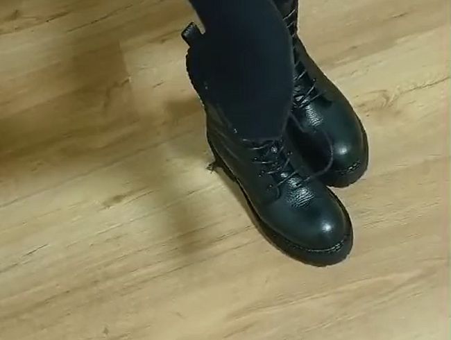 Herrin in Schwarzen Lederboots/Dreckig und Geilen Fußnägeln in Pink