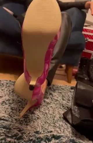 Herrin mit Lederstiefel und Später High Heels