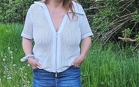 Ich zeige mich mit nacktem Busen Outdoor