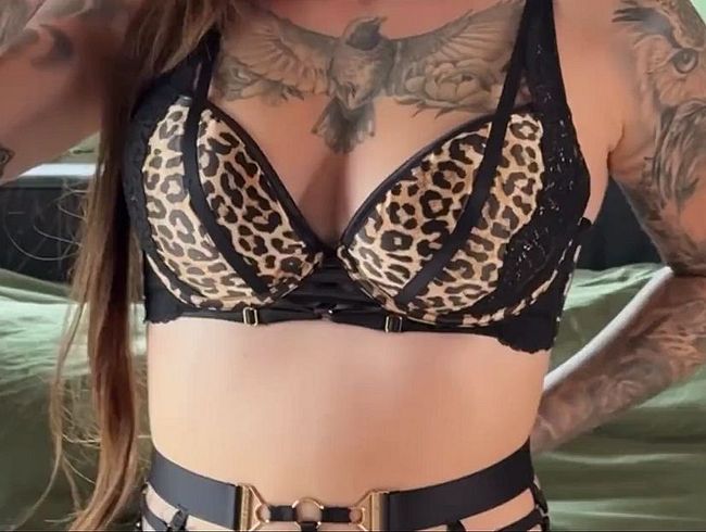 Ich dehne meine enge Pu**y solange bis er mich mit seiner Faust fi**en kann