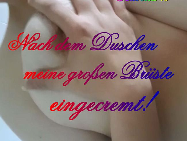 Nach dem Duschen meine großen Brüste eingecremt