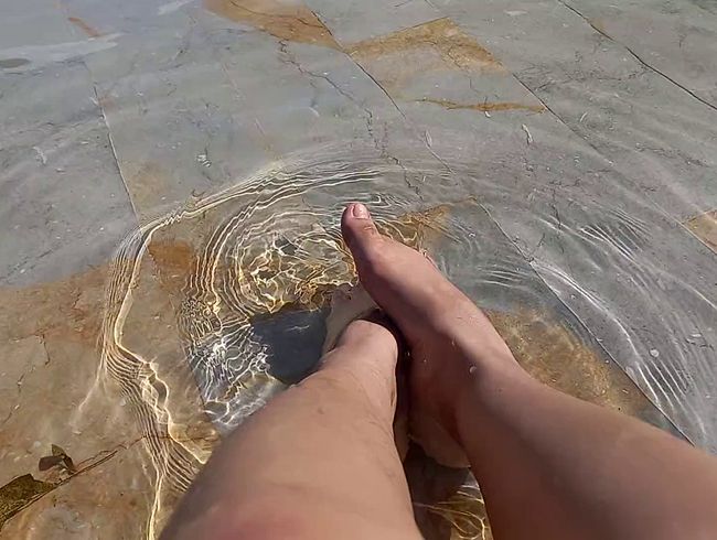 Im Pool mit meinen Füßen spielen