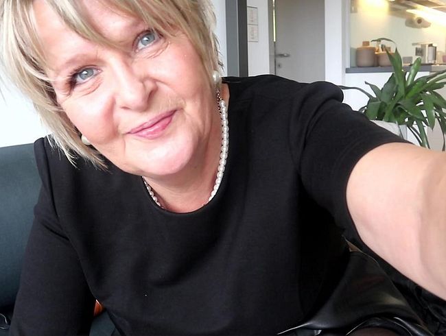 Janne ganz in Leder und Stiefel