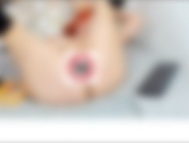 Beine öffnen und masturbieren!