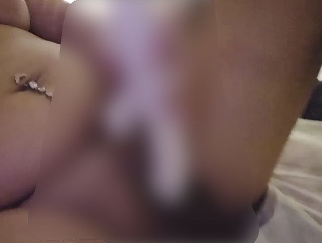 Meine Pu**y schmatzt so sehr und wartet nur darauf das sie auslaufen kann !