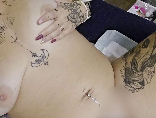 Siehst du wie der sa*t aus meiner nackten Pu**y tropft ?