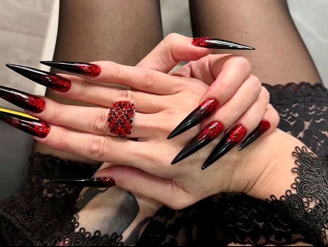 Heiße schwarze lange Nägel, scharfe Krallen, lange fin**r und Hände, die verehrt werden