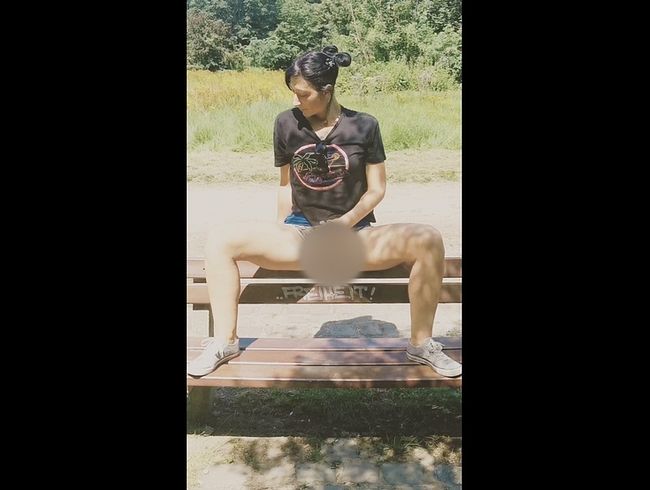 Public auf der Bank gepi**t! Voll erwischt!