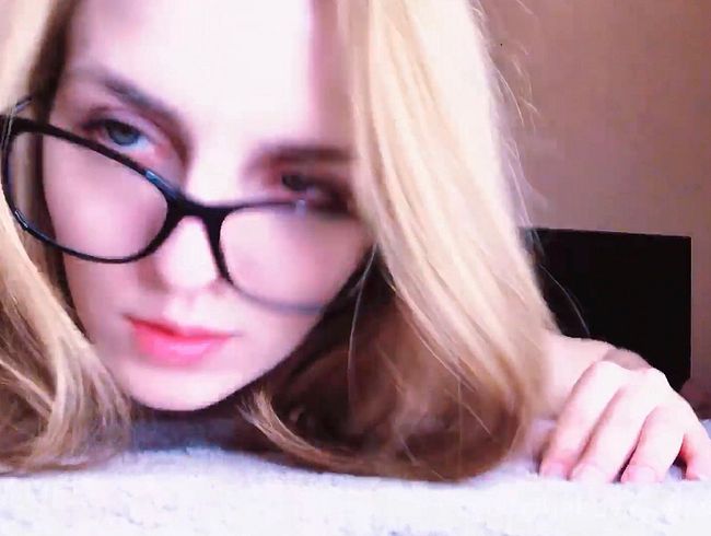 Zierliches nerdiges mäd**en mit Brille lut**ht und wird gefi**t