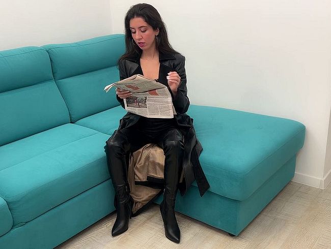 Ignorieren Sie Fetisch-Gesichtsbehandlung beim Lesen von Nachrichten in Ledermantel