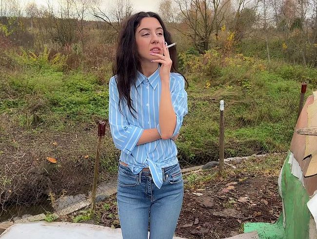 Jeans nass machen während ich rauche, in der Öffentlichkeit, im Freien, Verzweiflung