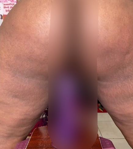 Schau mir zu, wie ich auf diesem dil*o reite? Bring dich so weit auf die Spitze, bis du nicht mehr kannst??